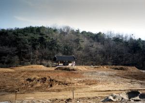 한용운 생가지 정비공사(1999년)-녹지경계석 공사 전