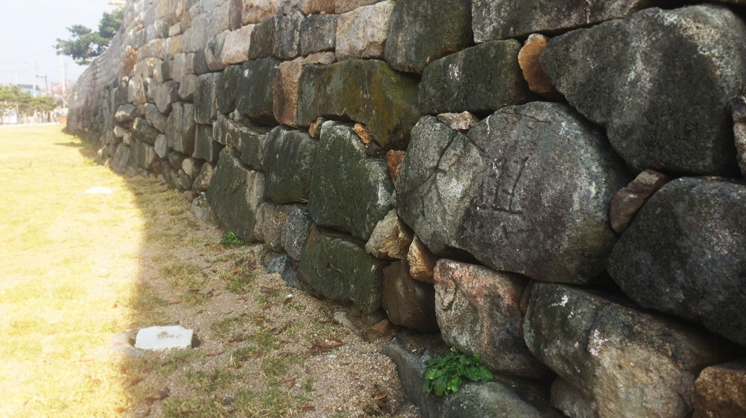 ‘대흥’자 성벽과 수구 사진
