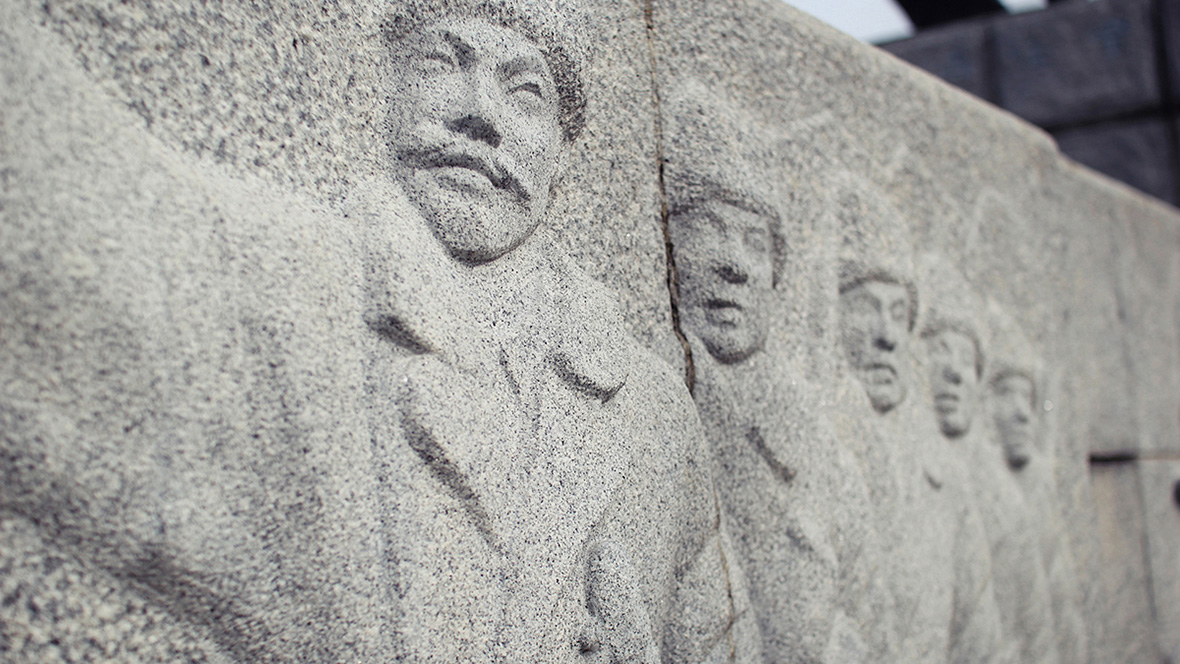 김좌진장군동상 하단 벽 조각