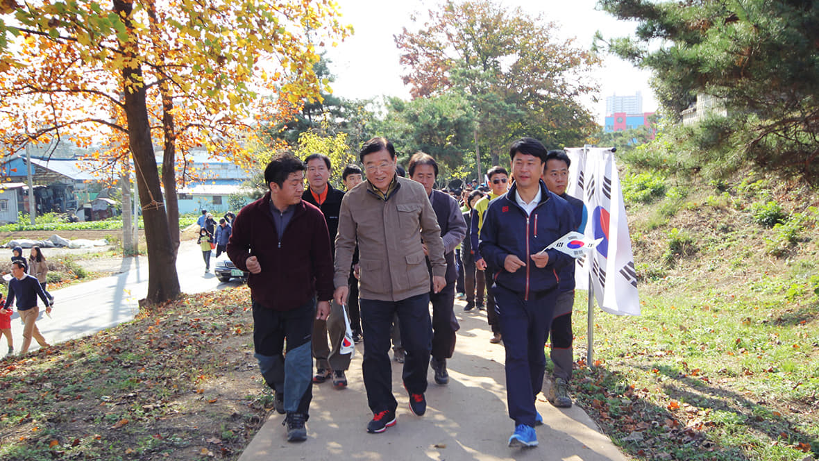 들꽃걷기축제에 참여하는 홍성군수와 관계자들 이미지