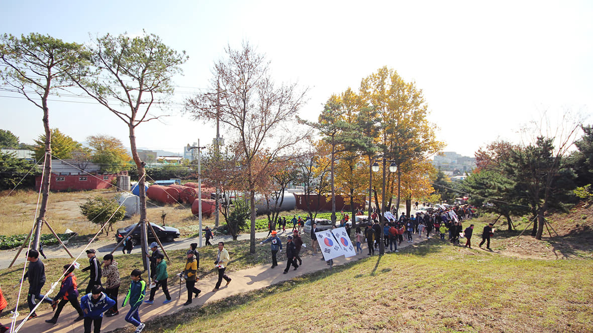 들꽃걷기축제에 참여중인 군민들문 이미지1