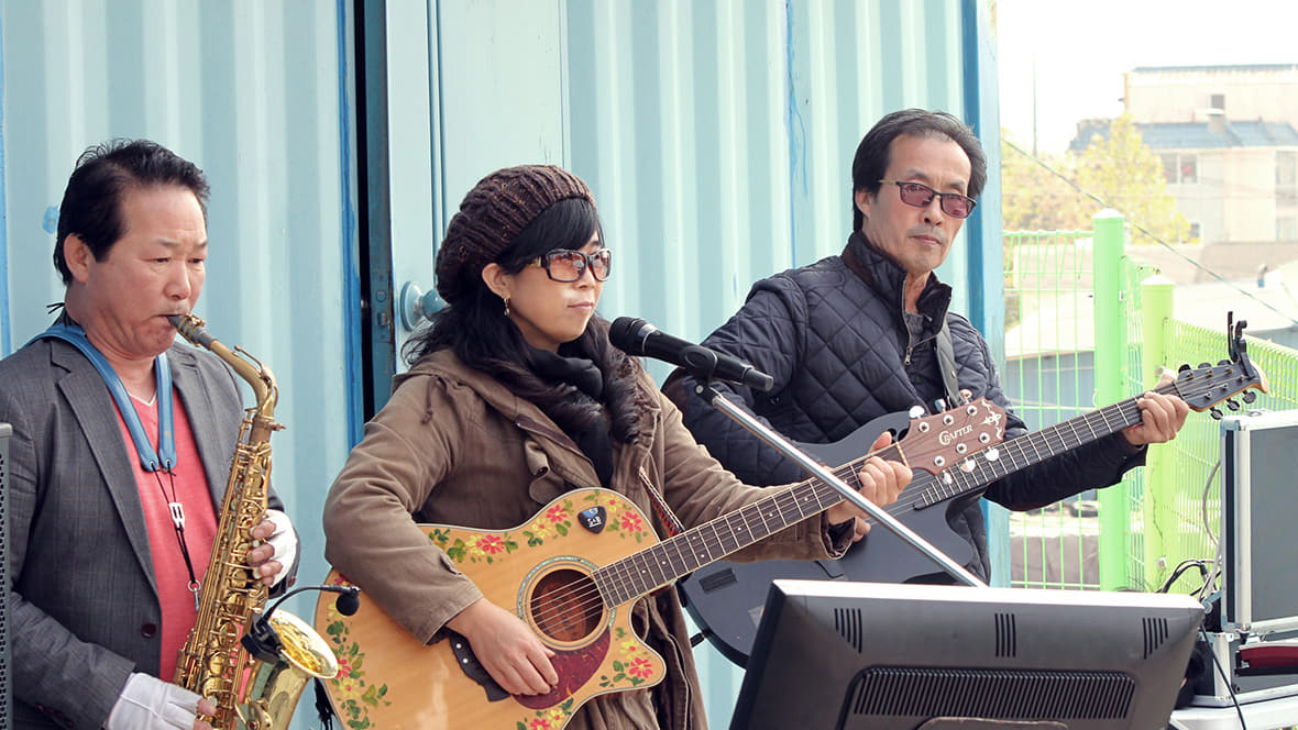 공연중인 기타 연주자들 이미지