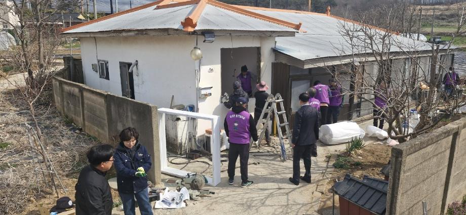 결성면발전협의회, 집수리 봉사로 재능기부 이미지