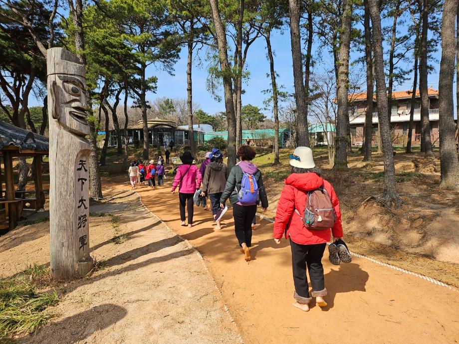 ‘홍성’숲놀이터 4색 힐링맨발길 조성으로 이용객 큰호응 이미지