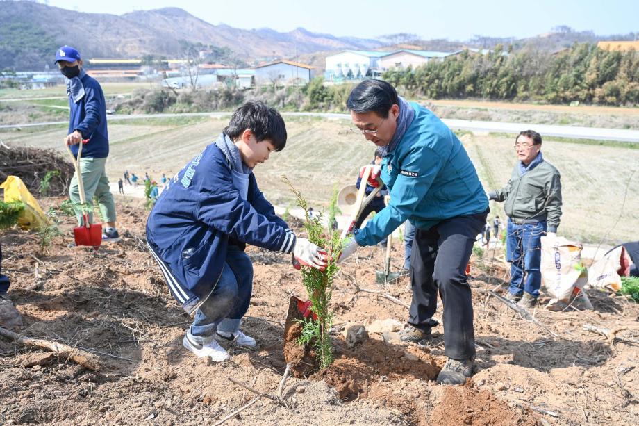 식목일 나무심기 행사 이미지